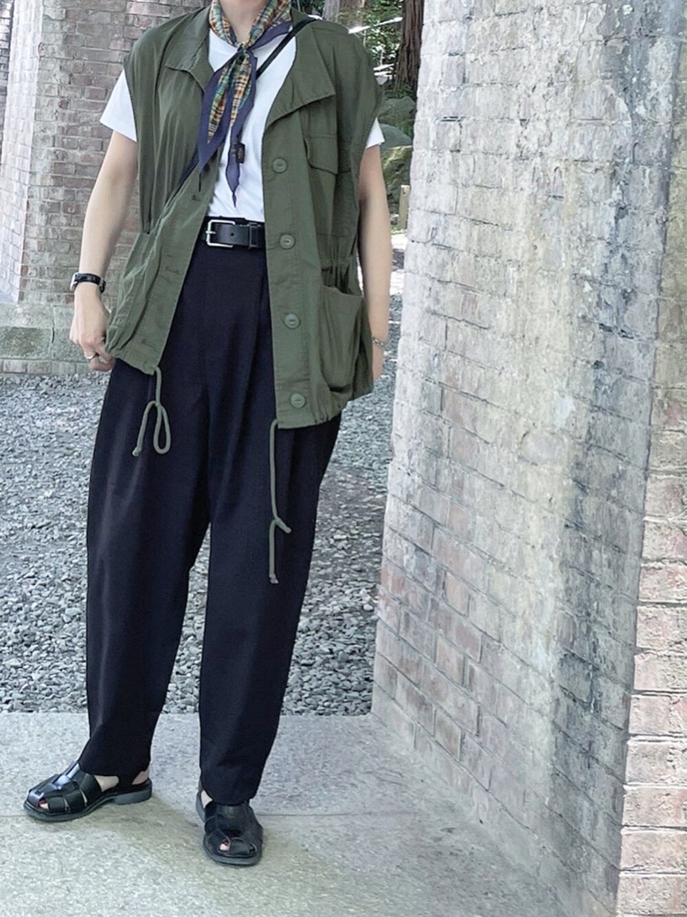 「ラクチンコーデ、おしゃれさんと繋がりたい、きれいめカジュアル、ベスト、ミリタリー、ootd、カジュアル、スカーフ、お洒落さんとつながりたい、大人女子、プチプラコーデ、今日のコーデ、ホワイト」｜「RETRO GIRLのミリタリーベスト（その他アウター、グリーン系）」を使った、ちょんちぇ。さん（レディース・160cm）の夏コーディネートの1枚目の写真