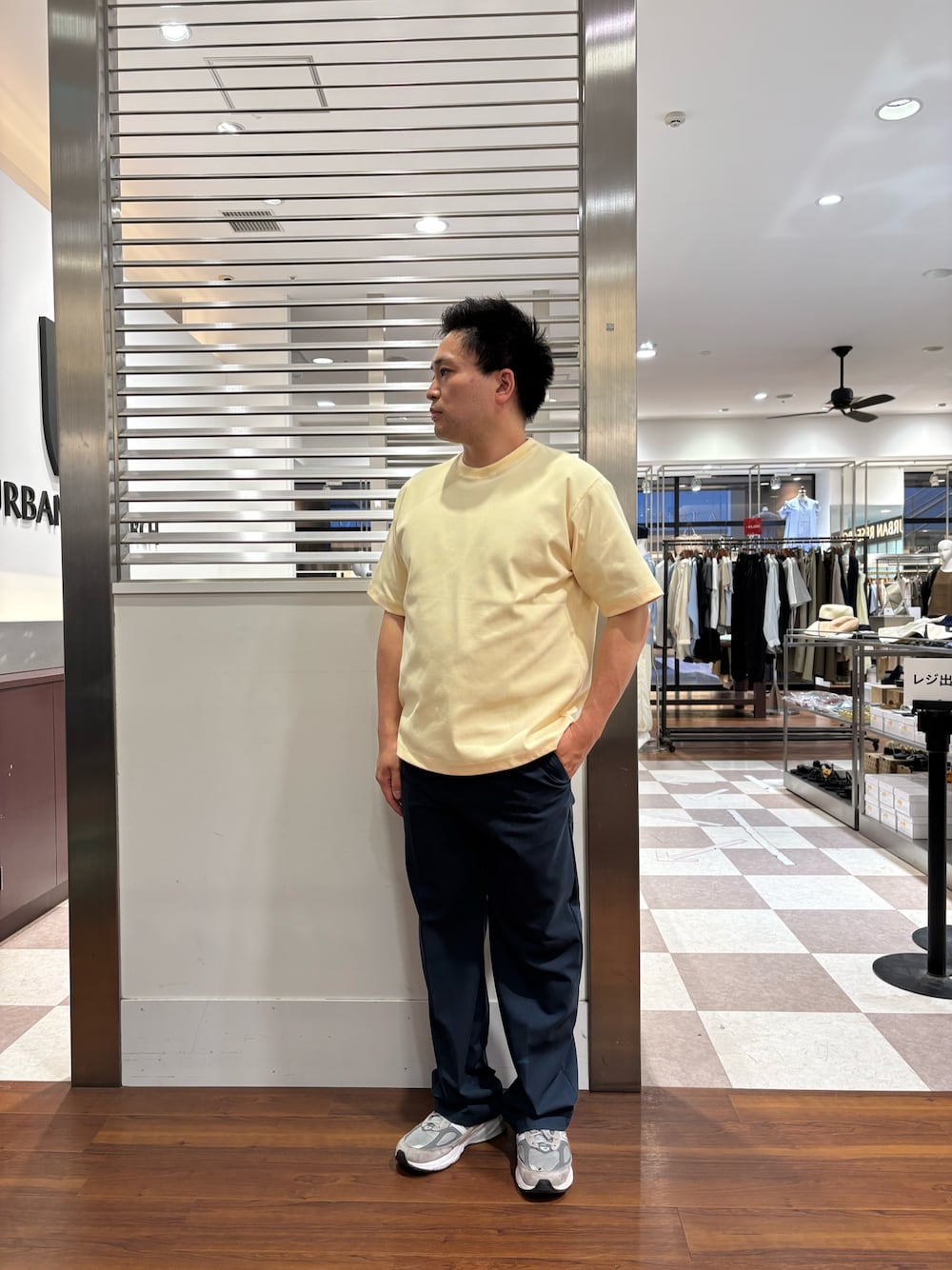 イエロー系のTシャツ/カットソー、ブルー系のその他パンツを着用したメンズの夏コーディネートの1枚目の写真