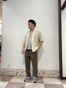 「ITEMS URBANRESEARCH（アイテムズ アーバンリサーチ）の『撥水/防汚/接触冷感』多機能 ウエスト切替 イージーパンツ(楽着シリーズ)（その他パンツ、ベージュ系）」を使った、yujiroさん（メンズ・170cm）の夏コーディネート