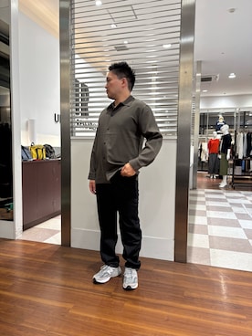 「ITEMS URBANRESEARCH（アイテムズ アーバンリサーチ）の2WAYストレッチ L.S.スナップシャツ（シャツ/ブラウス、グリーン系）」を使った、yujiroさん（メンズ・170cm）の秋コーディネート