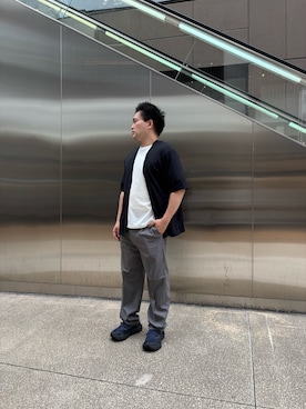 「ITEMS URBANRESEARCH（アイテムズ アーバンリサーチ）の『イージーケア/吸水速乾/接触冷感』高機能ドライタッチイージートラウザー(楽着シリーズ)（その他パンツ、グレー系）」を使った、yujiroさん（メンズ・170cm）の夏コーディネート