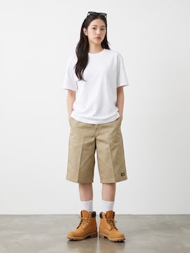 「Dickies（ディッキーズ）のDickies/ディッキーズ 13インチポケットワークショーツ shorts チノパンツ スケーターショーツ ハーフパンツ カラーパンツ 2026年春夏（チノパンツ、ベージュ系）」を使った、aiさん（レディース・165cm）の秋コーディネート