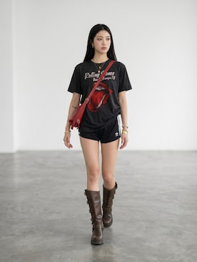 「ROOPTOKYO（ループトウキョウ）のTHE ROLLING STONES UNISEX T-SHIRT: 73 TOUR (BLACK) クルーネックTシャツ 半袖 バンドTシャツ ロック メンズ レディース 2026年 夏 夏服（Tシャツ/カットソー、ブラック系）」を使った、aiさん（レディース・165cm）の夏コーディネート