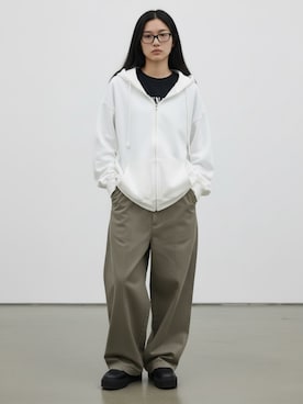 「Dickies（ディッキーズ）の【お気に入り数10万人突破】Dickies/ディッキーズ THE ORIGINAL FIT 874 TCツイル センタープレス スケーターパンツ レングス32インチ ワークパンツ イージーパンツ 2026年春夏（チノパンツ、グリーン系）」を使った、aiさん（レディース・165cm）の春コーディネート