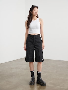 「Dickies（ディッキーズ）のDickies/ディッキーズ 13インチポケットワークショーツ shorts チノパンツ スケーターショーツ ハーフパンツ カラーパンツ 2026年春夏（チノパンツ、ブラック系）」を使った、aiさん（レディース・165cm）の夏コーディネート