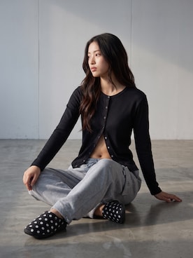 「AO2（アオズ）のR.P.miller/ミラー Panel ribbed cardigan カーディガン 2026新作　再入荷（カーディガン/ボレロ、ブラック系）」を使った、aiさん（レディース・165cm）の秋コーディネート