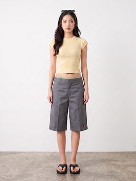 「Dickies（ディッキーズ）のDickies/ディッキーズ 13インチポケットワークショーツ shorts チノパンツ スケーターショーツ ハーフパンツ カラーパンツ 2026年春夏（チノパンツ、グレー系）」を使った、aiさん（レディース・165cm）の夏コーディネート