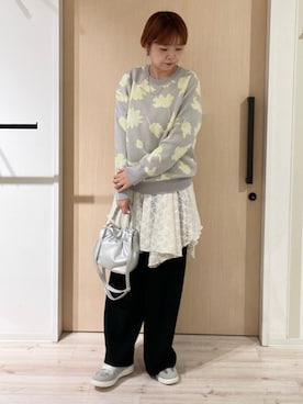 「SHOO・LA・RUE（シューラルー）の【洗濯機可/S-LL】ゆるシルエット 甘すぎない　大人の花柄もちもちニット（ニット/セーター、グレー系）」を使った、ひらしーさん（レディース・164cm）の春コーディネート