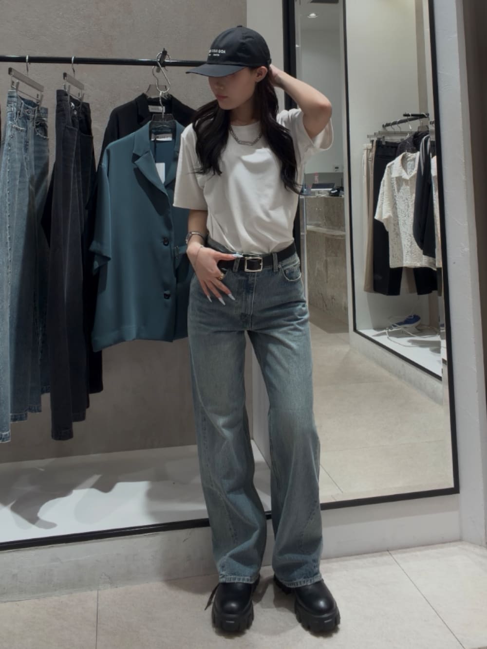 ホワイト系のTシャツ/カットソー、ブラック系のその他シューズ、ブルー系のデニムパンツを着用したレディースの春コーディネートの1枚目の写真