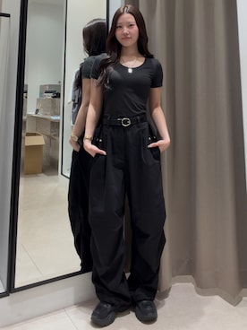 「Lui's（ルイス）のパラシュートスラックスパンツ（スラックス、ブラック系）」を使った、坪川佳凛さん（レディース・165cm）の夏コーディネート