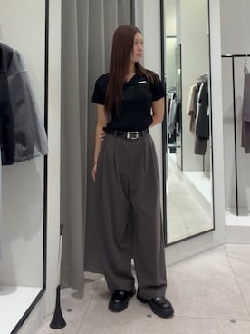 「Lui's（ルイス）のプレーティングスキッパーデザインニットポロシャツ（ポロシャツ、ブラック系）」を使った、坪川佳凛さん（レディース・165cm）の秋コーディネート