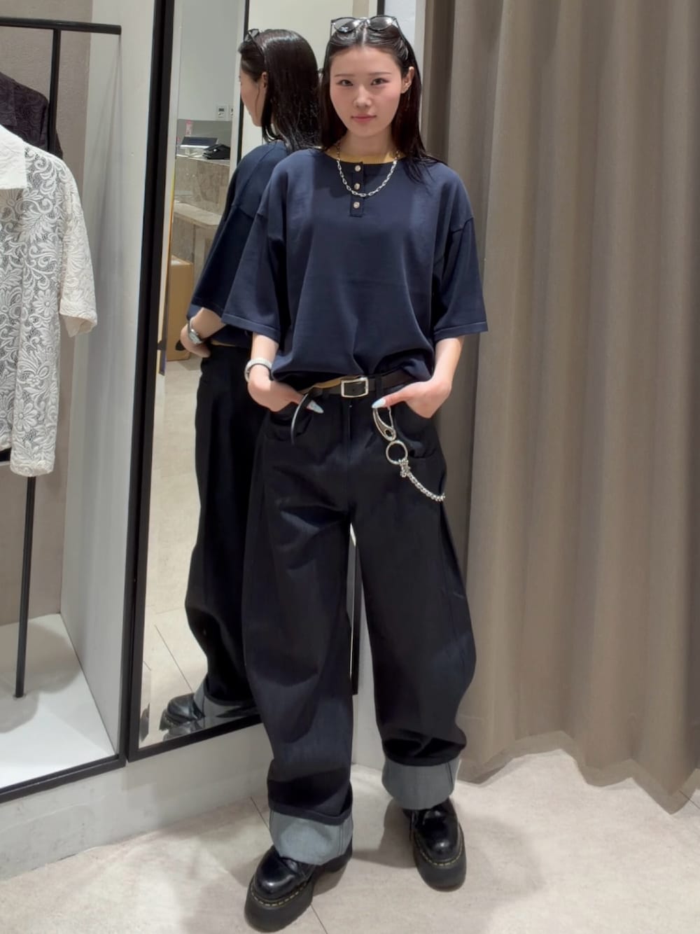 ブルー系のTシャツ/カットソー、ブルー系のデニムパンツ、ブラック系のベルトを着用したレディースの春コーディネートの1枚目の写真