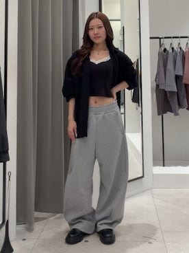 「Lui's（ルイス）のフェザーチュールワイドシャツ（シャツ/ブラウス、ブラック系）」を使った、坪川佳凛さん（レディース・165cm）の秋コーディネート
