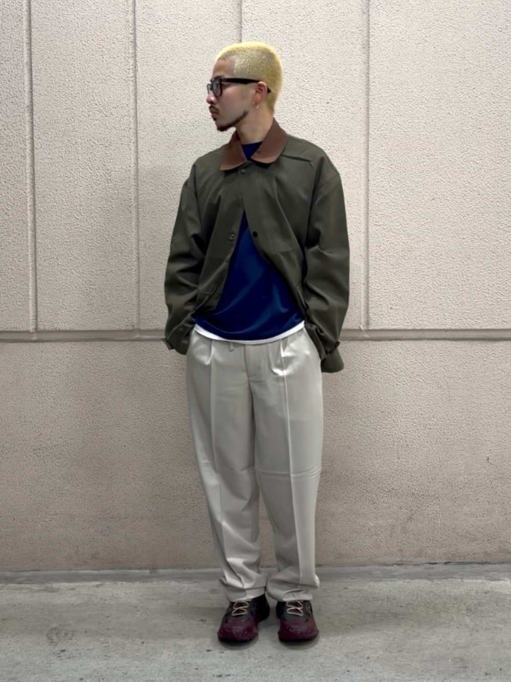 グリーン系のブルゾン、ブルー系のTシャツ/カットソー、ベージュ系のその他パンツを着用したメンズの秋コーディネートの1枚目の写真