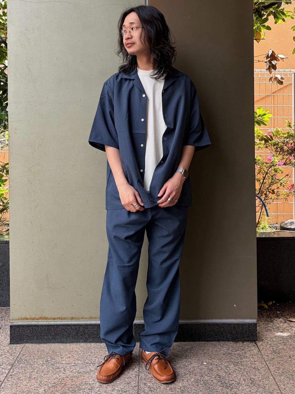 ブルー系のその他パンツ、ブルー系のシャツ/ブラウス、ホワイト系のTシャツ/カットソーを着用したメンズの春コーディネートの1枚目の写真
