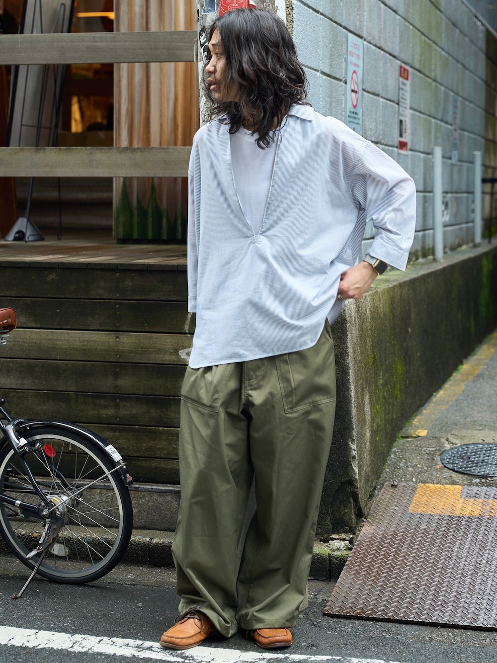 グリーン系のその他パンツ、ブルー系のシャツ/ブラウスを着用したメンズの夏コーディネートの1枚目の写真