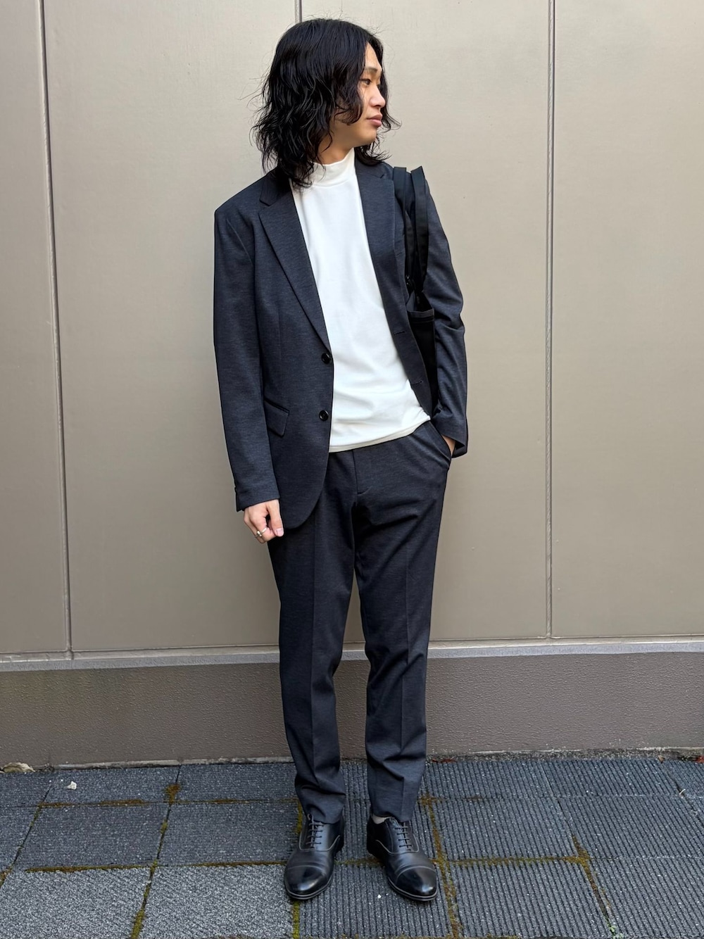 ホワイト系のTシャツ/カットソー、ブラック系のテーラードジャケット、ブラック系のスラックスを着用したメンズの春コーディネートの1枚目の写真