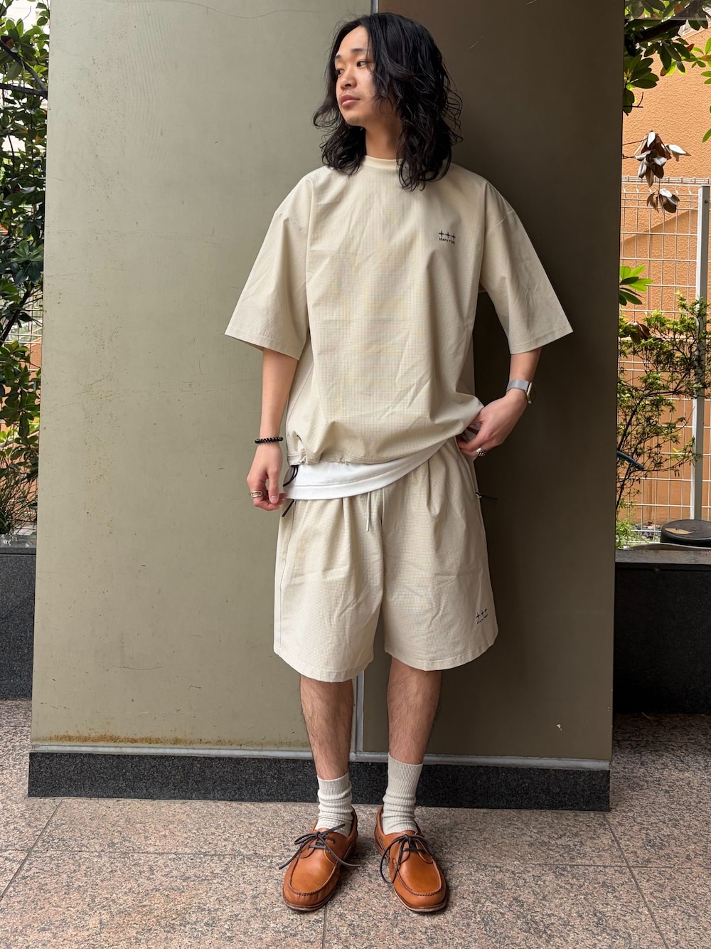 ベージュ系のその他パンツ、ベージュ系のTシャツ/カットソー、ホワイト系のTシャツ/カットソーを着用したメンズの春コーディネートの1枚目の写真