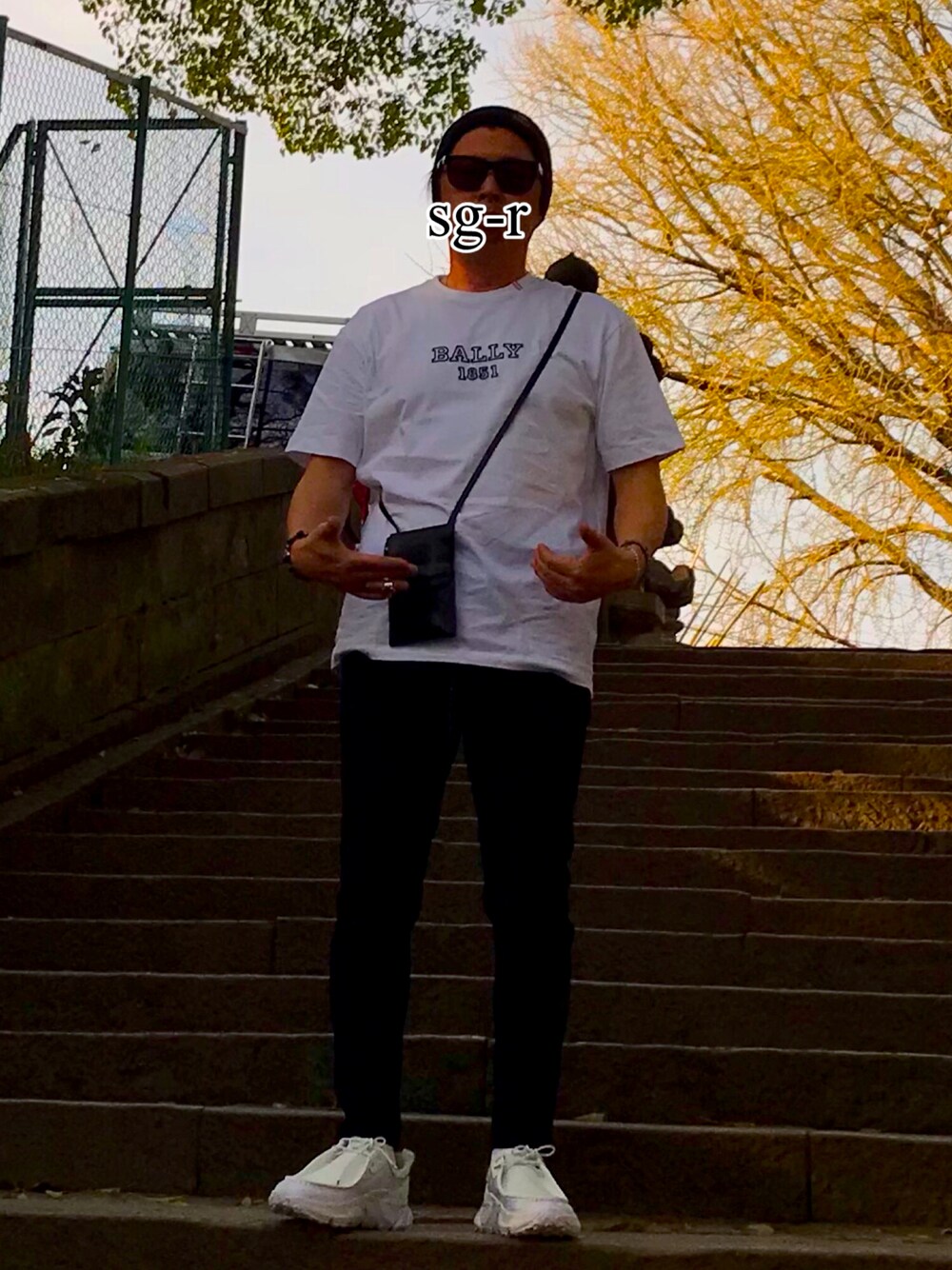 「春コーデ、桜、散歩、散歩スタイル」｜「BALLYのアイテム（Tシャツ/カットソー、ホワイト系）」を使った、s-GR🇮🇹さん（メンズ・175cm）の春コーディネートの1枚目の写真