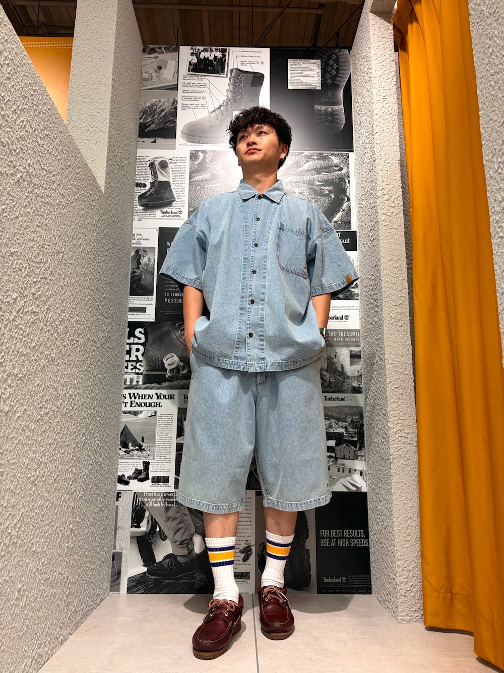 グレー系のシャツ/ブラウス、グレー系のその他パンツ、レッド系のモカシン/デッキシューズを着用したメンズの夏コーディネートの1枚目の写真