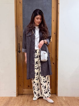 「SHOO・LA・RUE（シューラルー）の【ライトオンスデニム/S-LL】体型カバーにも 首元すっきり ロングデニムシャツワンピース（ワンピース、ブラック系）」を使った、Ayana.さん（レディース・168cm）の春コーディネート