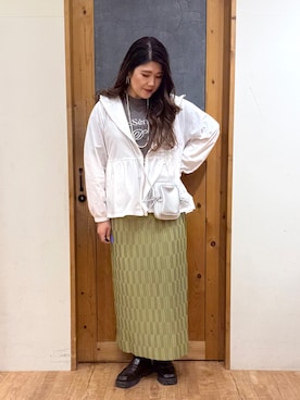 「SHOO・LA・RUE（シューラルー）の【ひんやり/S-LL/体型カバー】ペプラムフリルとゴールドパーツが女性らしい UVパーカ（ブルゾン、ホワイト系）」を使った、Ayana.さん（レディース・168cm）の春コーディネート