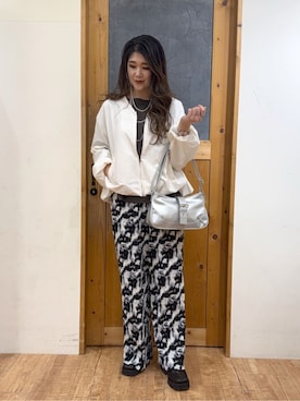 「SHOO・LA・RUE（シューラルー）の【防風/撥水/S-LL】お顔回りすっきり見え　Vネックバルーンブルゾン（ブルゾン、ホワイト系）」を使った、Ayana.さん（レディース・168cm）の春コーディネート