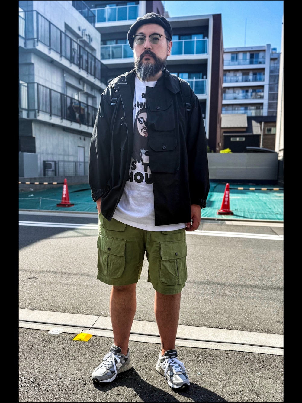 「すね毛、ショートパンツ、カーゴショーツ、ニューバランス、ニューバランス992、ベレー帽、ミリタリー、NISHIMOTO IS THE MOUTH、おっさん」｜「CA4LAのアイテム（ハンチング/ベレー帽、ブラック系）」を使った、あらたくんさん（メンズ・179cm）の春コーディネートの1枚目の写真