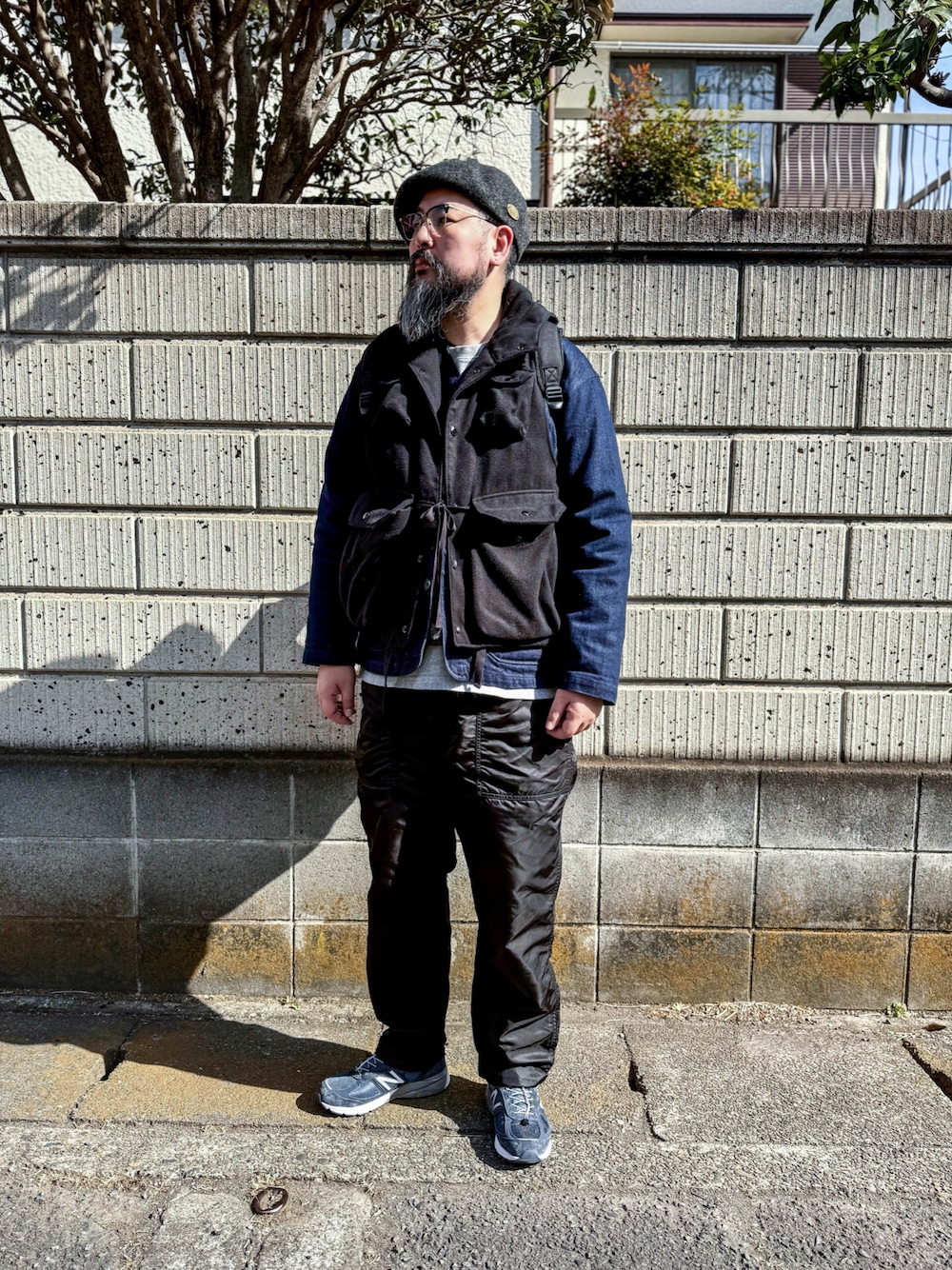 「おっさん、レイヤードスタイル、ベスト、デニムジャケット、ナイロンパンツ、ニューバランス、ベレー帽、スニーカー、ネイビー」｜「CA4LAのアイテム（ハンチング/ベレー帽、グレー系）」を使った、あらたくんさん（メンズ・179cm）の冬コーディネートの1枚目の写真