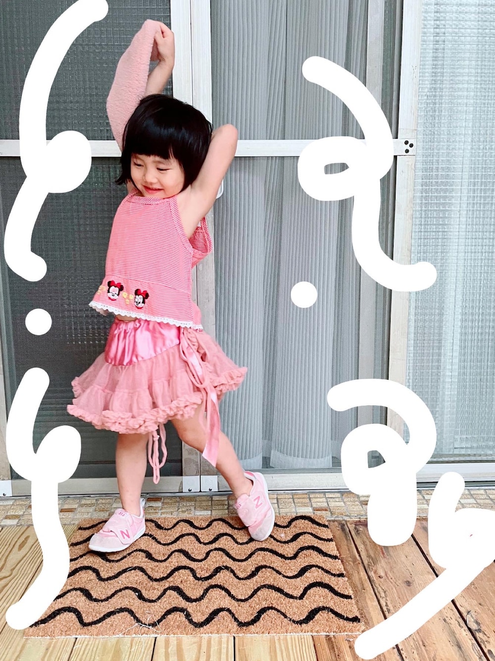 「kids、kidsfashion、pink、Taiwan、kidsootd」｜「NEW BALANCEのアイテム（スニーカー、ピンク系）」を使った、陳泛亭さん（レディース・158cm）の春コーディネートの1枚目の写真