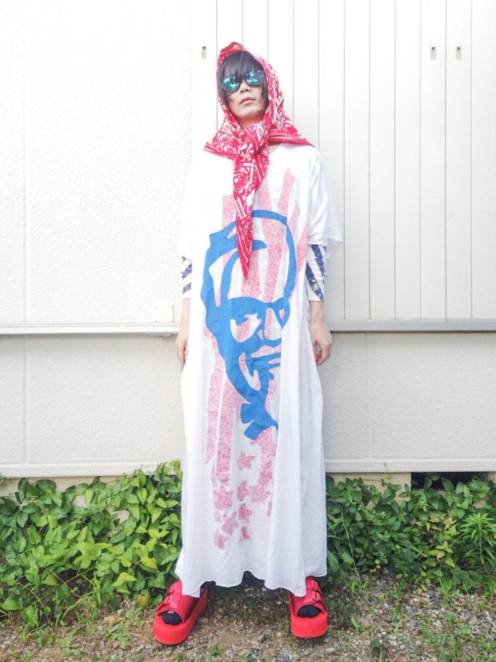 ホワイト系のTシャツ/カットソー、レッド系のサンダル、レッド系のバンダナ/スカーフを着用したメンズの夏コーディネートの1枚目の写真