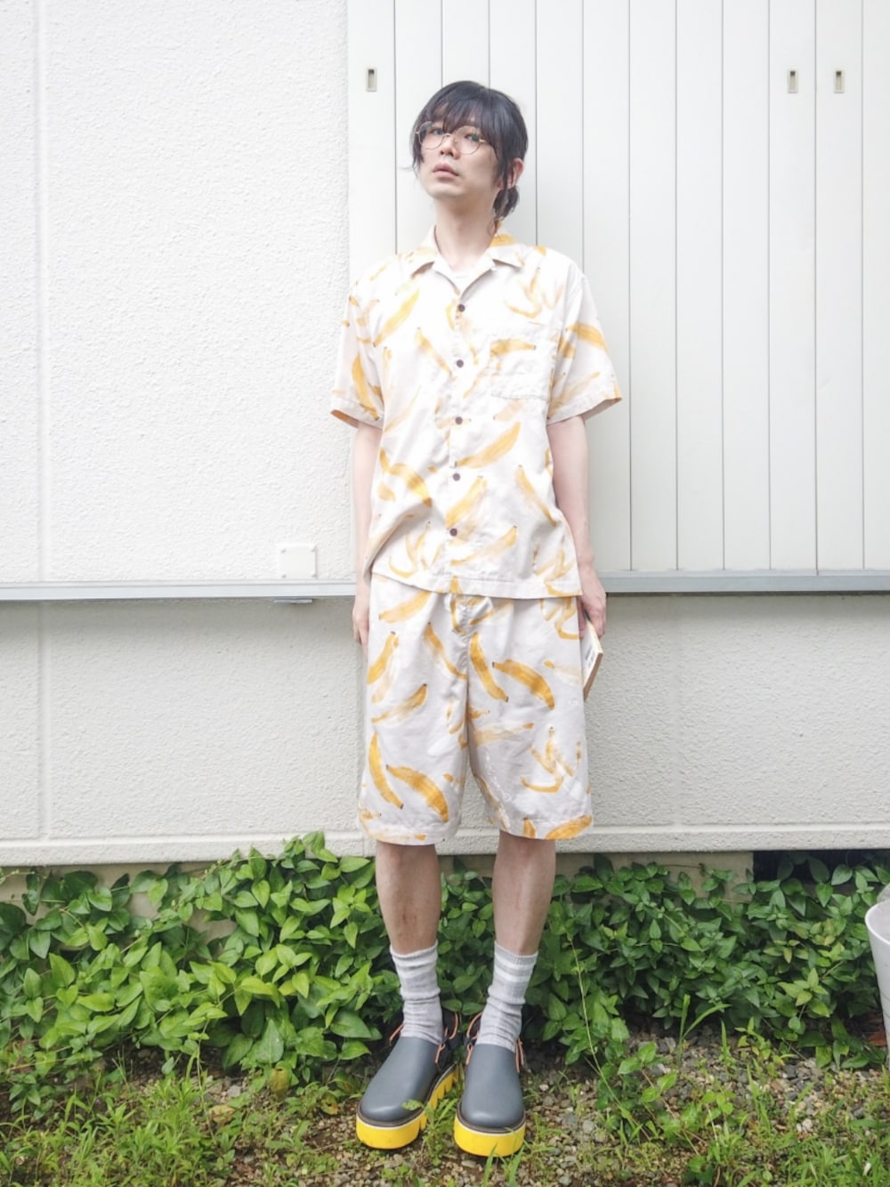 グレー系のサンダル、ベージュ系のルームウェア/パジャマ、その他のその他を着用したメンズの夏コーディネートの1枚目の写真