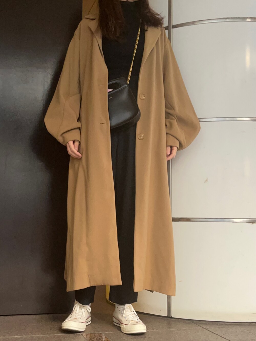 「ロングコート、ニット、ハイネック、ハイネックニット、スラックス、スニーカー、スニーカーコーデ、コンバース、チェーンバッグ、シンプルコーデ、シンプル、シンプルスタイル、お出かけコーデ、休日スタイル、オトナカジュアル」｜「STYLE MIXERのアイテム（その他アウター、ベージュ系）」を使った、𝗒𝗎𝗄𝖺さん（レディース・167cm）の冬コーディネートの1枚目の写真