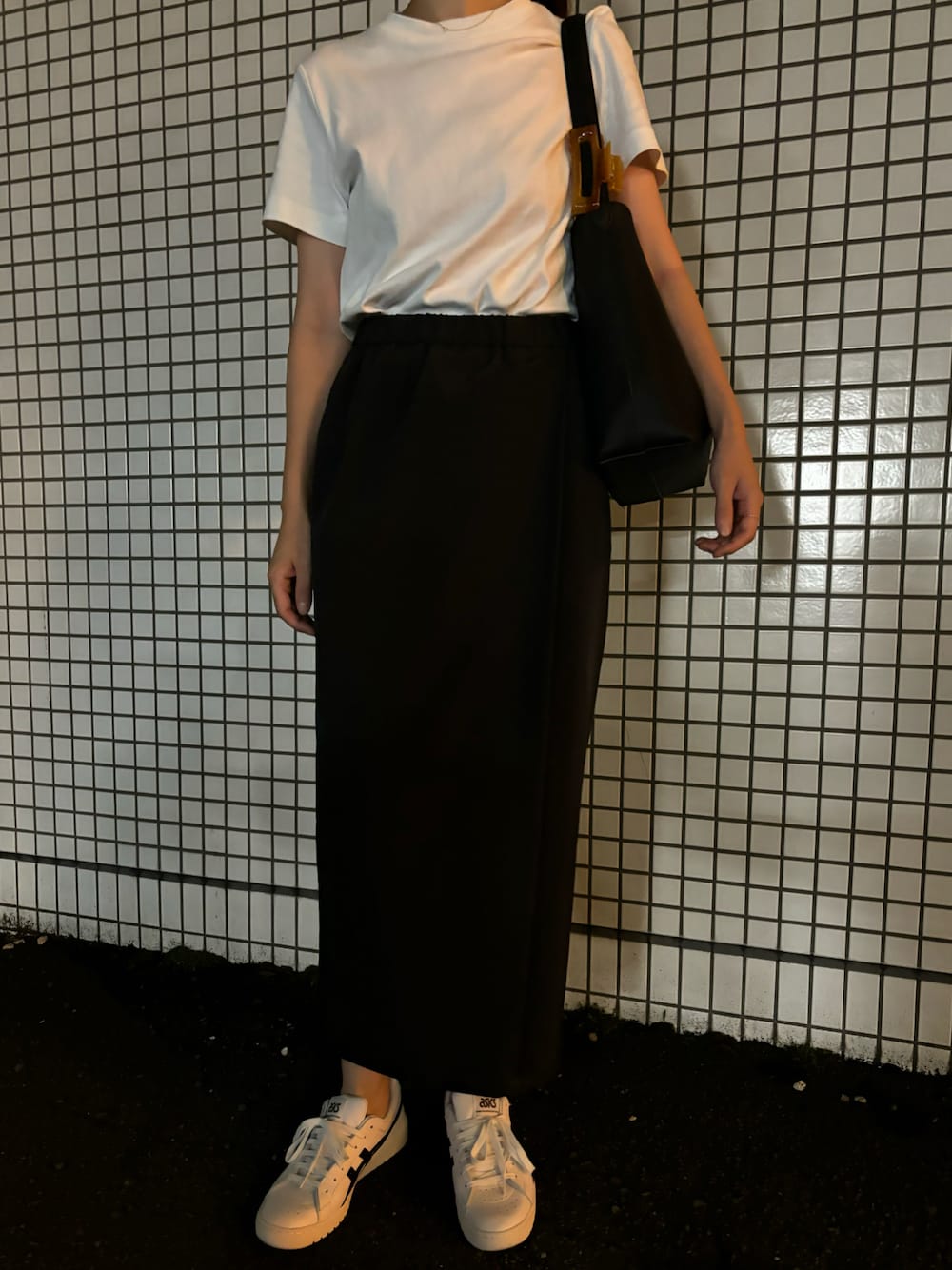 「Tシャツ、白Tシャツ、スカート、スカートスタイル、スカートコーデ、スニーカー、スニーカーコーデ、シンプルコーデ、シンプル、シンプルスタイル、モノトーン、モノトーンコーデ、大人カジュアル、オトナカジュアル、旅行」｜「COSのアイテム（Tシャツ/カットソー、ホワイト系）」を使った、𝗒𝗎𝗄𝖺さん（レディース・167cm）の秋コーディネートの1枚目の写真