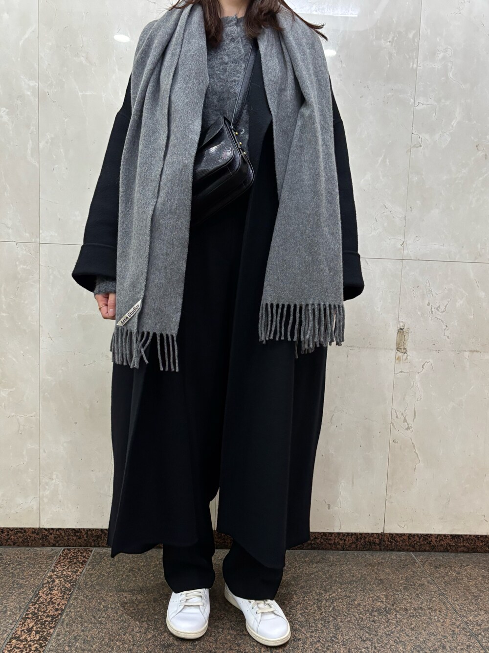 「ロングコート、ストール、カーディガン、スラックス、スニーカー、スニーカーコーデ、モノトーン、モノトーンコーデ、シンプルコーデ、シンプル、シンプルスタイル、オトナカジュアル、大人カジュアル、休日スタイル、休日コーデ」｜「N.O.R.C by the lineの【Oggi1月号掲載】リバーウールコート（ノーカラージャケット、ブラック系）」を使った、𝗒𝗎𝗄𝖺さん（レディース・167cm）の冬コーディネートの1枚目の写真