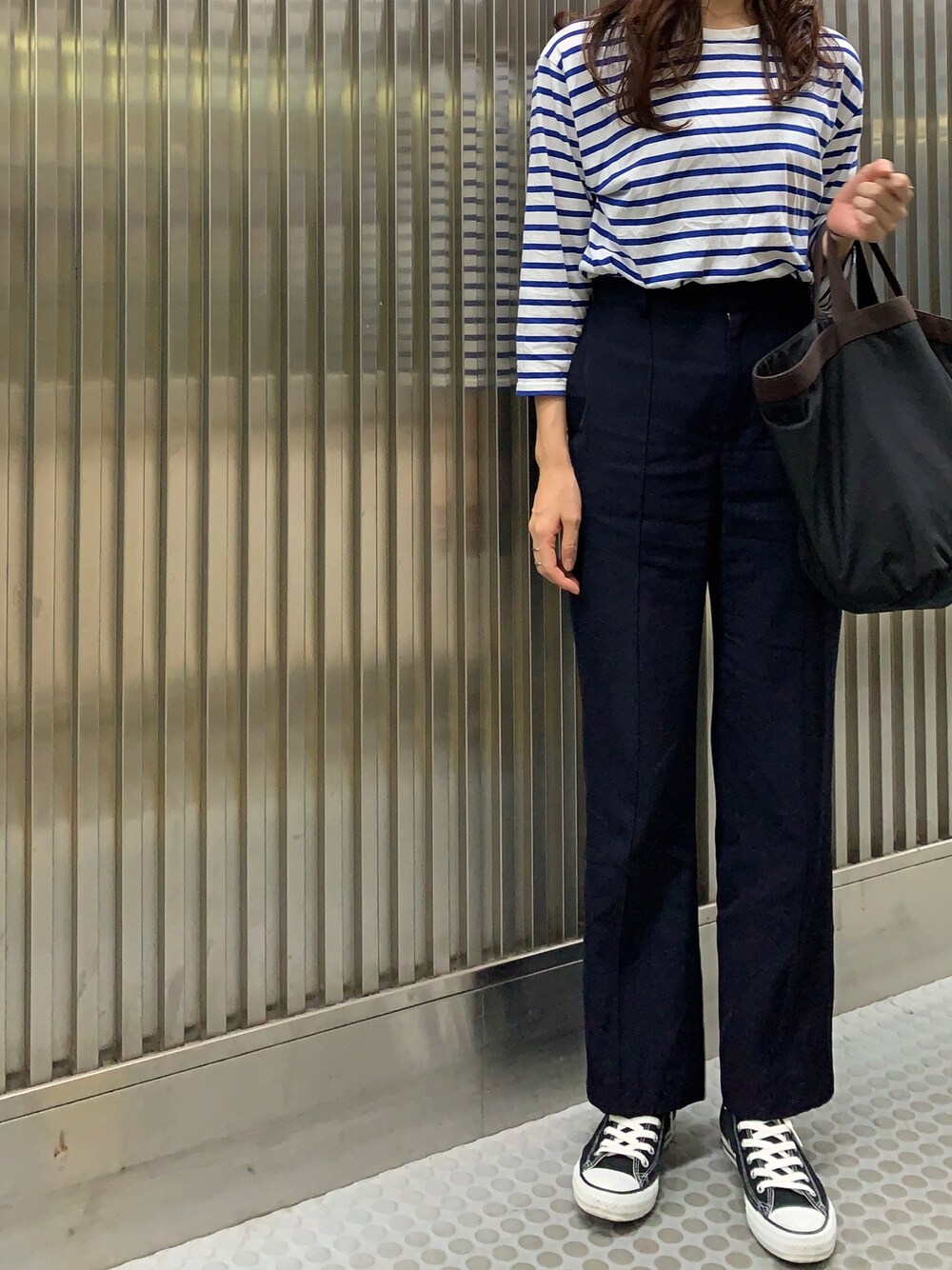 「ボーダー、ボーダートップス、ロンT、ワイドパンツ、スラックス、スニーカー、スニーカーコーデ、コンバース、ハイカットスニーカー、シンプル、シンプルコーデ」｜「SAINT JAMESのアイテム（Tシャツ/カットソー、ブルー系）」を使った、𝗒𝗎𝗄𝖺さん（レディース・167cm）の秋コーディネートの1枚目の写真
