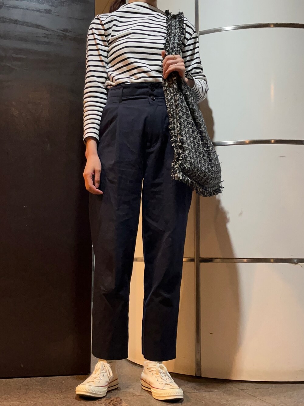 ブラック系のTシャツ/カットソー、ブルー系のその他パンツ、ホワイト系のスニーカーを着用したレディースの春コーディネートの1枚目の写真