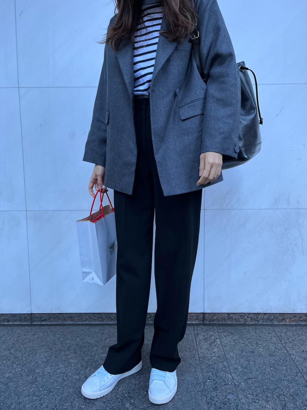 グレー系のその他アウター、ブラック系のその他パンツ、ホワイト系のスニーカーを着用したレディースの秋コーディネートの1枚目の写真