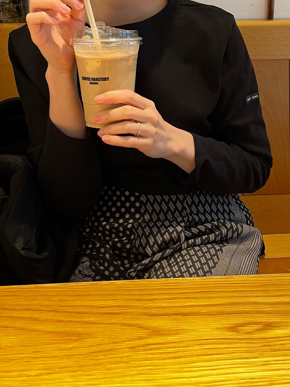 「カットソー、ロングスカート、スカート、柄スカート、シンプルコーデ、シンプル、シンプルスタイル、モノトーン、モノトーンコーデ、春夏コーデ、休日スタイル、休日コーデ」｜「SAINT JAMESの【SAINT JAMES】OUESSANT SOLID（Tシャツ/カットソー、ブラック系）」を使った、𝗒𝗎𝗄𝖺さん（レディース・167cm）の春コーディネートの1枚目の写真
