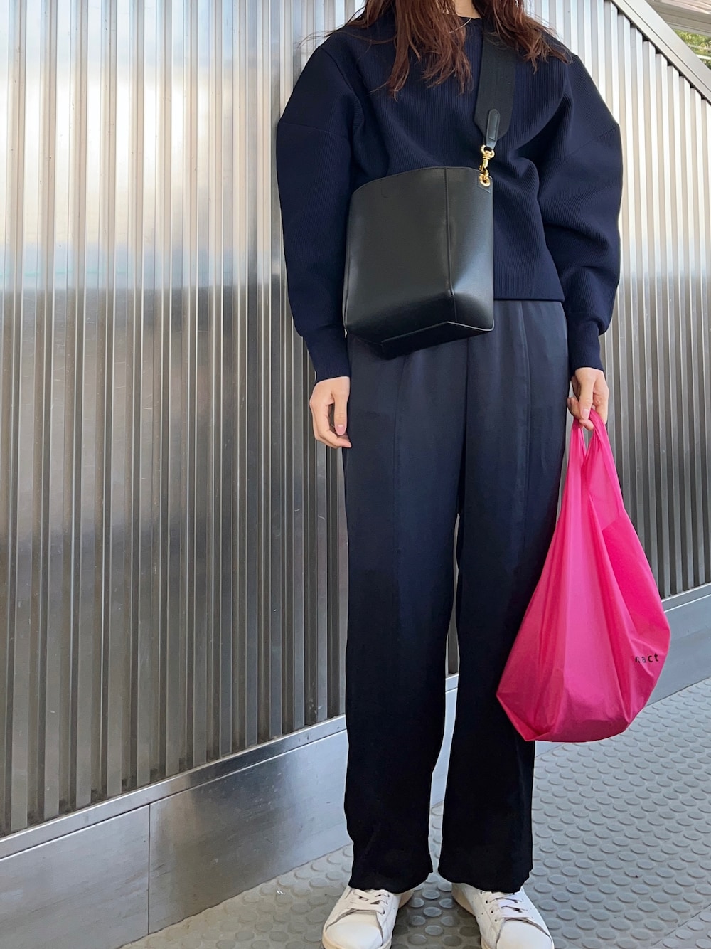「ニット、パワーショルダー、サテンパンツ、ネイビー、スニーカー、スニーカーコーデ、白スニーカー、シンプル、シンプルコーデ、休日コーデ、ラクチンコーデ」｜「RIM.ARKのPower shoulder design knit（ニット/セーター、ブルー系）」を使った、𝗒𝗎𝗄𝖺さん（レディース・167cm）の春コーディネートの1枚目の写真