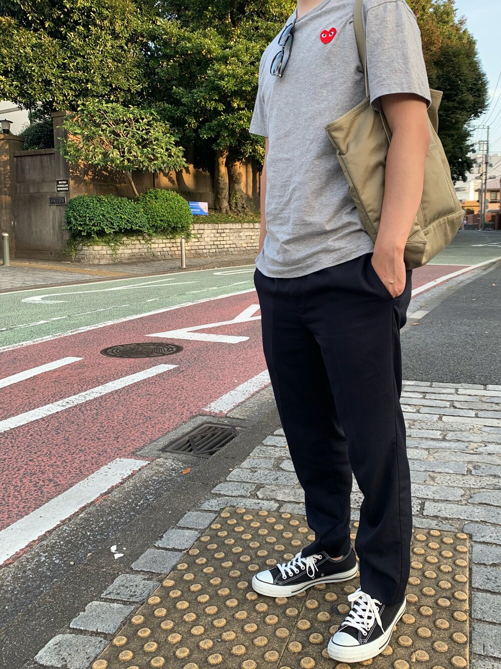 「Tシャツ、イージーパンツ、トートバッグ、スニーカー、スニーカーコーデ、コンバース、カジュアルコーデ、休日スタイル、シンプル、シンプルコーデ」｜「BEAUTY&YOUTH UNITED ARROWSのBY “小松マテーレ” PACK  イージー オッド パンツ/セットアップ対応（その他パンツ、ブルー系）」を使った、𝗒𝗎𝗄𝖺さん（レディース・167cm）の秋コーディネートの1枚目の写真
