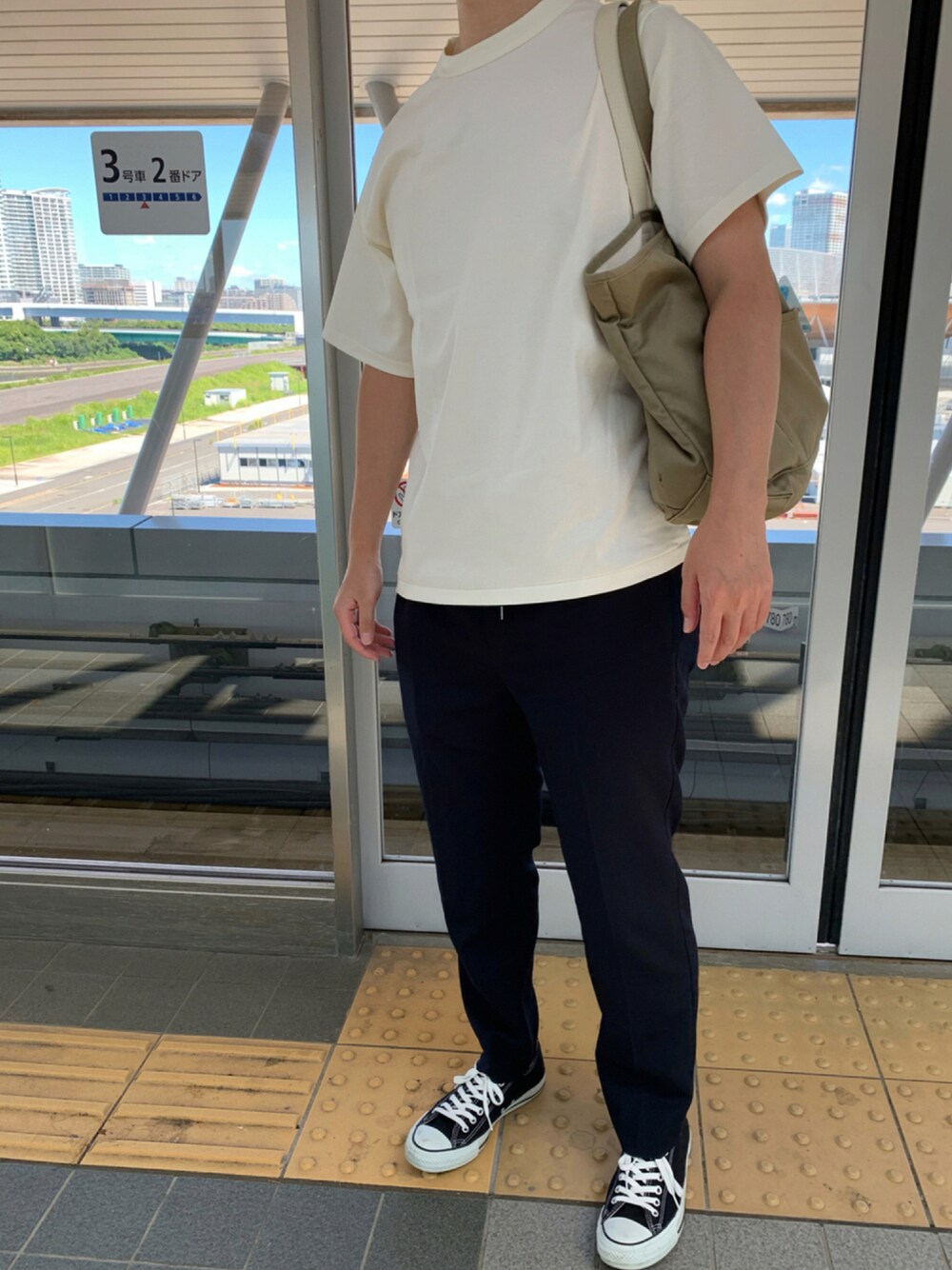 「テーパードパンツ、スニーカー、コンバース、トートバッグ、シンプル、Tシャツ、ネイビー、スニーカーコーデ、シンプルコーデ、シンプルスタイル、白Tシャツ、ラブアンドピース2021」｜「BEAMS LIGHTSのBEAMS LIGHTS / コットン スムース クルーネック Tシャツ（Tシャツ/カットソー、ホワイト系）」を使った、𝗒𝗎𝗄𝖺さん（レディース・167cm）の秋コーディネートの1枚目の写真