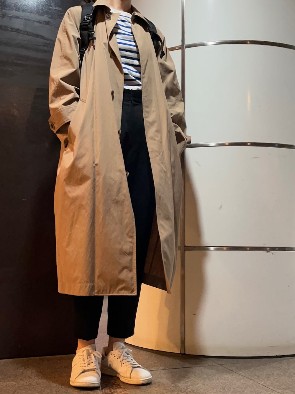 「ステンカラーコート、ボーダー、ボーダートップス、テーパードパンツ、スニーカー、スニーカーコーデ、シンプルコーデ、シンプル、シンプルスタイル、カジュアルコーデ、カジュアル」｜「BEAUTY&YOUTH UNITED ARROWSのBY ステンカラーロングコート -撥水加工-（ステンカラーコート、ベージュ系）」を使った、𝗒𝗎𝗄𝖺さん（レディース・167cm）の春コーディネートの1枚目の写真