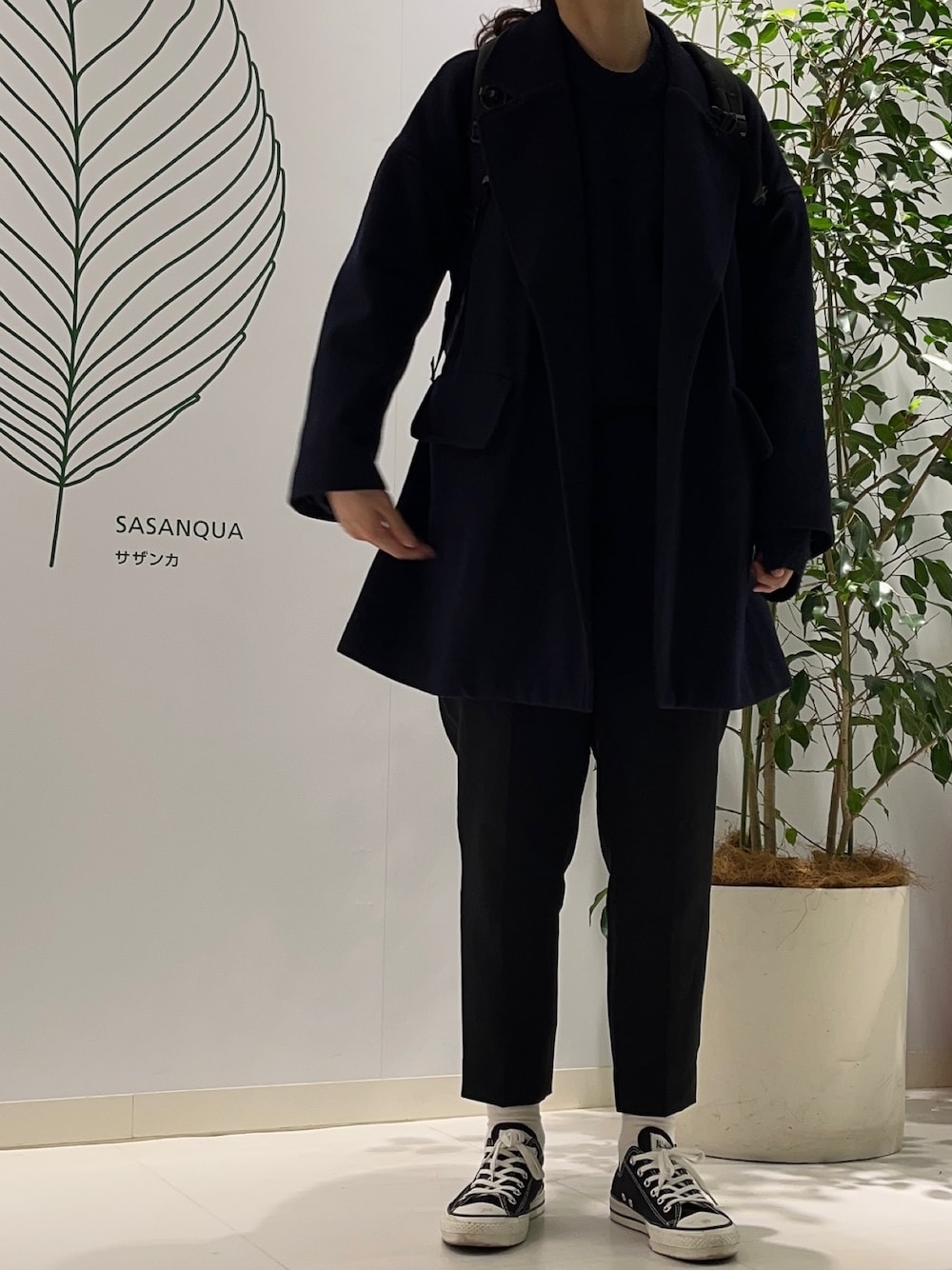 ブルー系のその他アウター、ブルー系のニット/セーター、ブラック系のその他パンツを着用したレディースの冬コーディネートの1枚目の写真