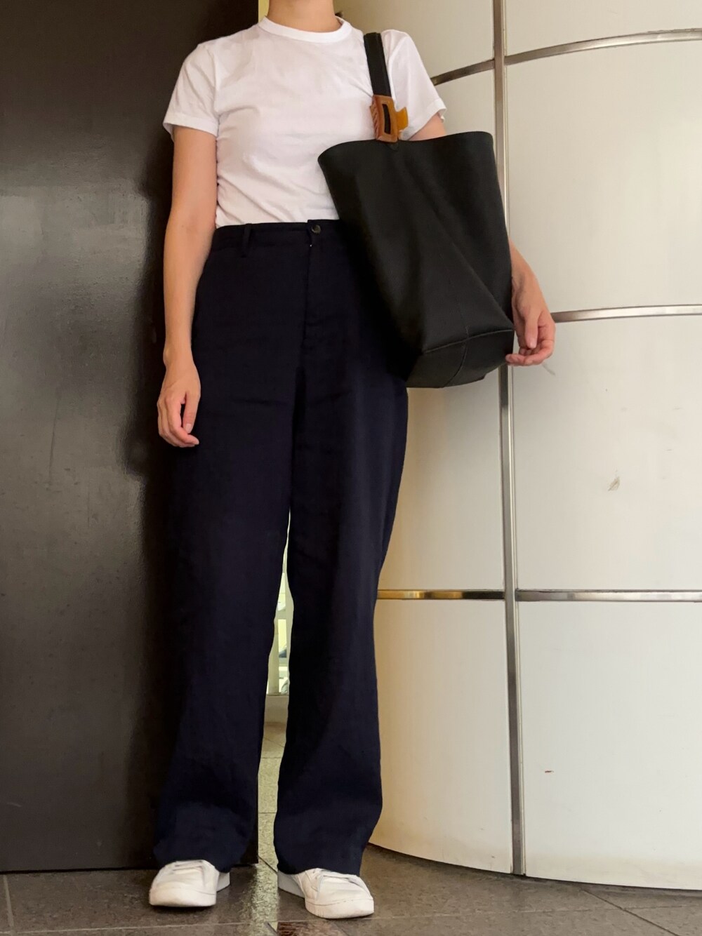 「Tシャツ、白Tシャツ、ワイドパンツ、スニーカー、スニーカーコーデ、白スニーカー、シンプルコーデ、シンプル、シンプルスタイル、休日スタイル、休日コーデ、楽ちんコーデ、楽チンコーデ、ラクチンコーデ、トートバッグ」｜「THE SHINZONEのTHE SHINZONE/シンゾーン　クルーネックTEE　CREW NECK TEE（Tシャツ/カットソー、ホワイト系）」を使った、𝗒𝗎𝗄𝖺さん（レディース・167cm）の夏コーディネートの1枚目の写真