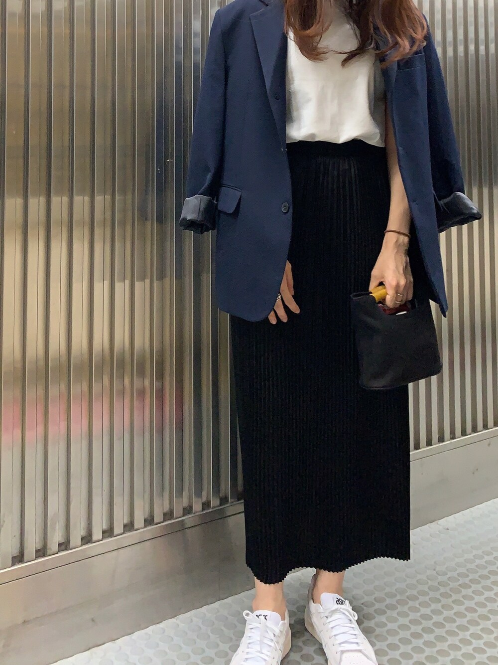 「ジャケット、ジャケットスタイル、白Tシャツ、Tシャツ、プリーツスカート、ロングスカート、スニーカー、スニーカーコーデ、白スニーカー、シンプル、シンプルコーデ、秋のコーデ、秋コーデ」｜「mignonのアイテム（テーラードジャケット、ブルー系）」を使った、𝗒𝗎𝗄𝖺さん（レディース・167cm）の秋コーディネートの1枚目の写真
