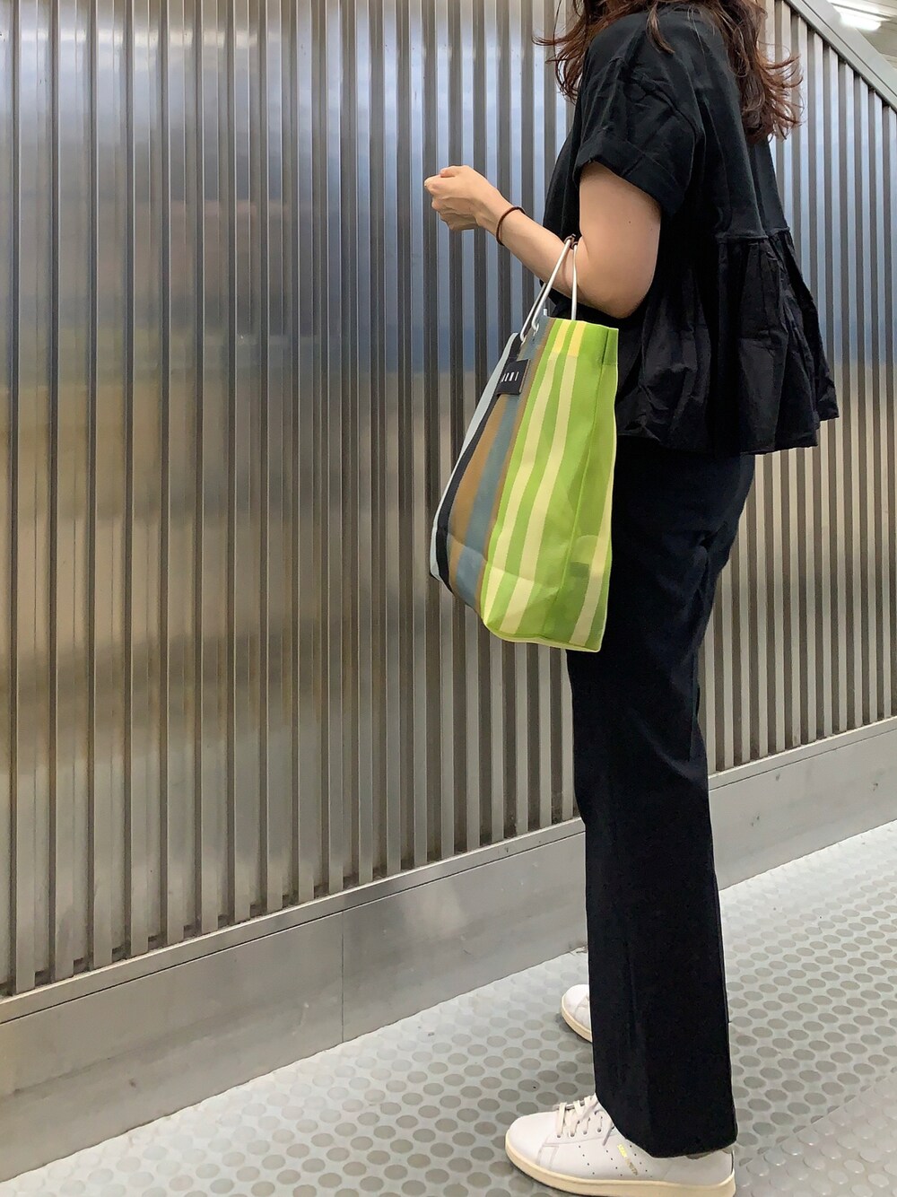 「Tシャツ、フリル、スラックス、ストレートパンツ、スニーカー、スニーカーコーデ、ブラック、モノトーン、シンプル、シンプルコーデ」｜「CLANEの【CLANE(クラネ)】バックフリルTシャツ（Tシャツ/カットソー、ブラック系）」を使った、𝗒𝗎𝗄𝖺さん（レディース・167cm）の夏コーディネートの1枚目の写真
