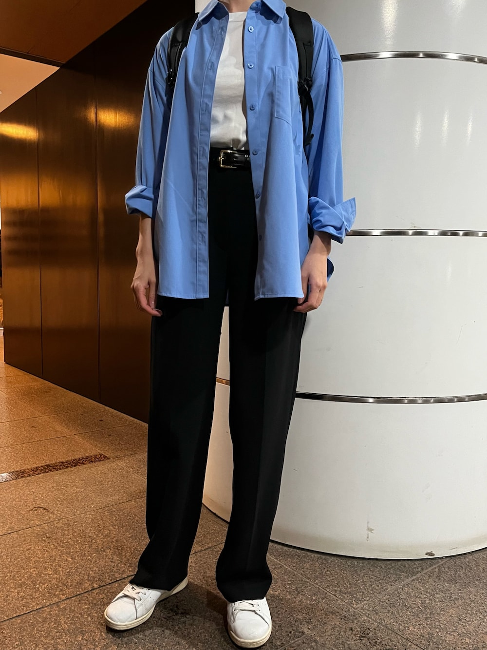 「秋服まるっと大公開、秋、秋コーデ、今日のコーデ、カジュアル、シンプル、シャツ、Tシャツ、白Tシャツ、ワイドパンツ、スニーカー、スニーカーコーデ、シンプルコーデ、シンプルスタイル、ブルー」｜「H　BEAUTY&YOUTH UNITED ARROWSの＜H＞DOUBLE CLOTH TAPERED PANTS/パンツ（その他パンツ、ブラック系）」を使った、𝗒𝗎𝗄𝖺さん（レディース・167cm）の秋コーディネートの1枚目の写真