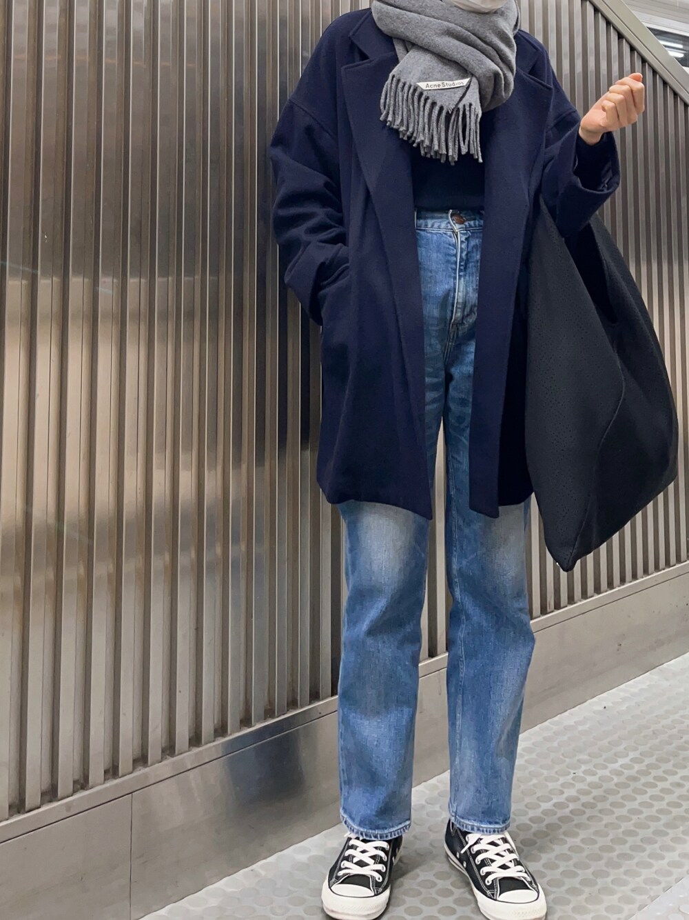 「タートルネック、タートルネックニット、デニム、デニムパンツ、スニーカー、スニーカーコーデ、コンバース、シンプル、シンプルコーデ、シンプルスタイル、ネイビー、カジュアル、カジュアルコーデ」｜「MIDIUMISOLIDのアイテム（その他アウター、ブルー系）」を使った、𝗒𝗎𝗄𝖺さん（レディース・167cm）の冬コーディネートの1枚目の写真