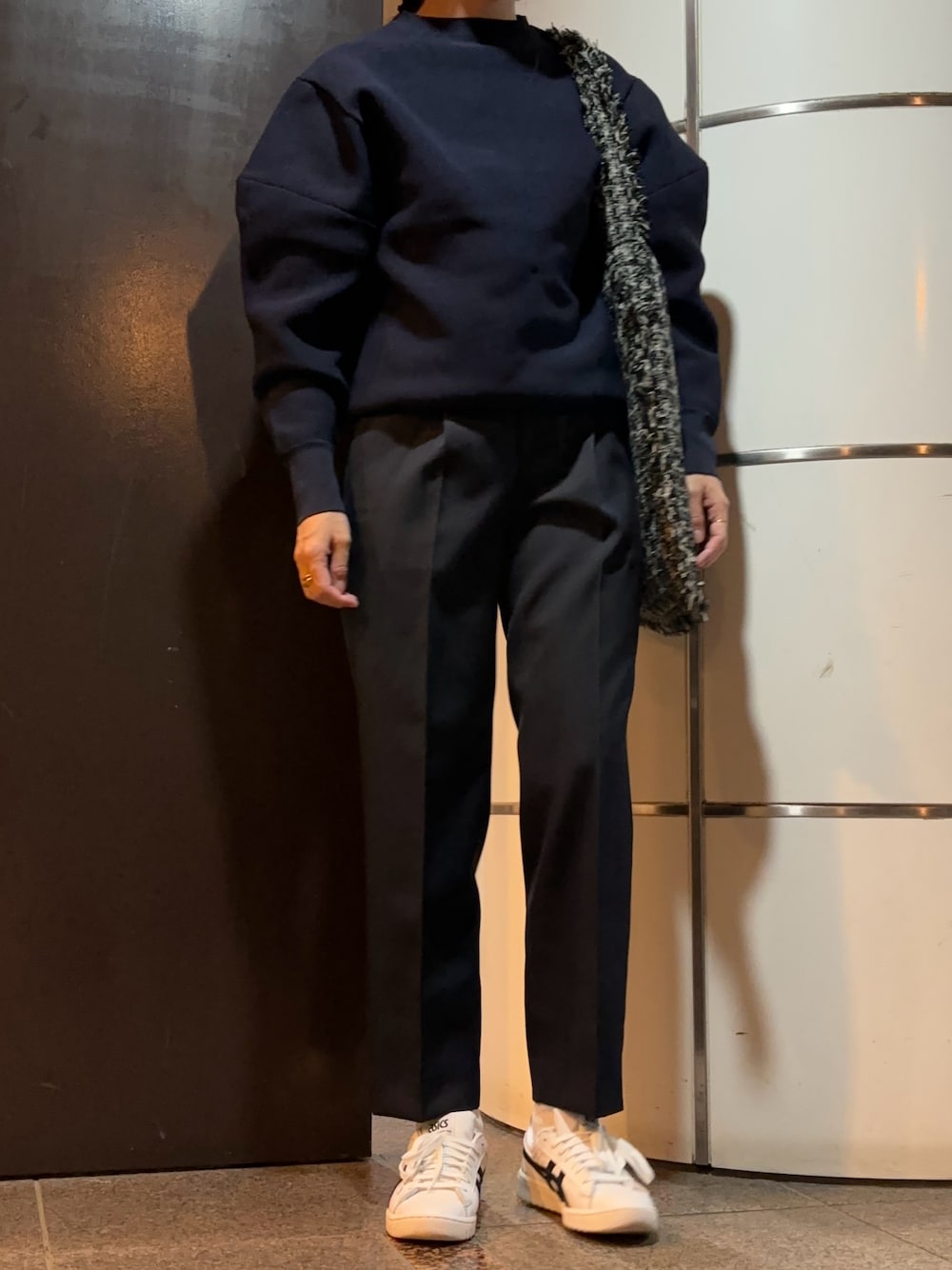 「ネイビー、ニット、スラックス、シンプルコーデ、シンプル、シンプルスタイル、スニーカー、スニーカーコーデ、休日スタイル、休日コーデ、オトナカジュアル、大人カジュアル、ワントーン、ワントーンコーデ、ネイビー×ホワイト」｜「RIM.ARKのPower shoulder design knit（ニット/セーター、ブルー系）」を使った、𝗒𝗎𝗄𝖺さん（レディース・167cm）の秋コーディネートの1枚目の写真